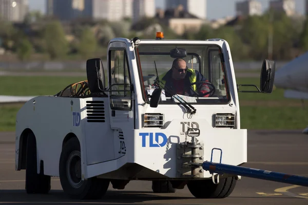 Tractor de retroceso en el aeropuerto Imagen de stock
