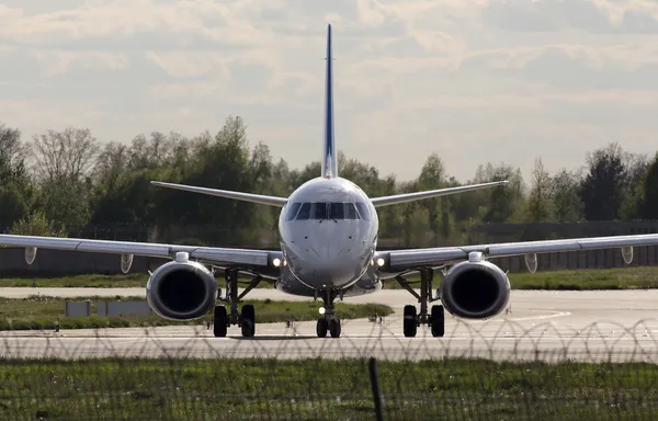 White aircraft running to the runway — Stock Photo, Image