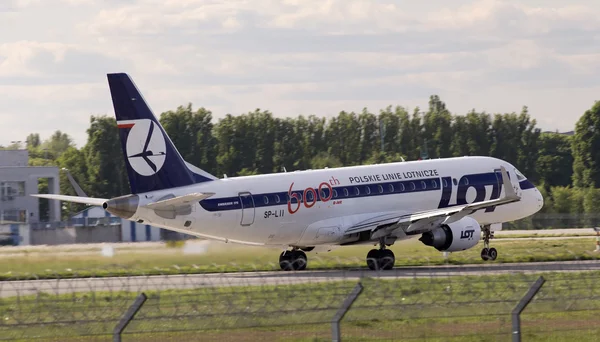 Wiele polskich linii lotniczych embraer erj170-200lr samolotów przygotowanie do take-off z pasa startowego — Zdjęcie stockowe