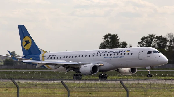 Aterrizaje Ucrania International Airlines Embraer 190 Aviones — Foto de Stock