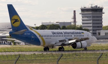Ukrayna Uluslararası Havayolları boeing 737-500 uçak iniş