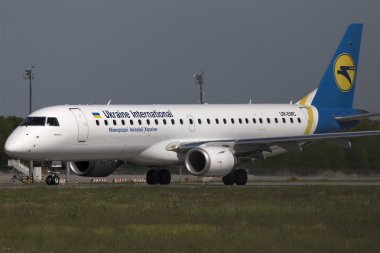 Ukrayna uluslararası havayolu embraer erj190-100 uçağı kalkış pist üzerinden hazırlama