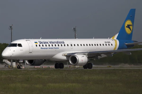 Ukraine International Airlines Embraer ERJ190-100 avions se préparant au décollage de la piste — Photo