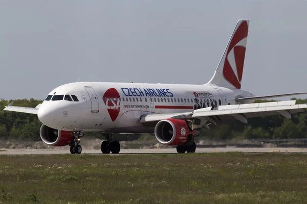 Atterrissage Avion Airbus A319-112 Czech Airlines — Photo