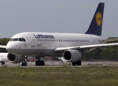 lufthansa airbus a319-100 uçağı kalkış pist üzerinden hazırlama