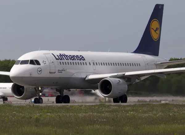 Самолеты Lufthansa Airbus A319-100 готовятся к взлету с взлетно-посадочной полосы — стоковое фото