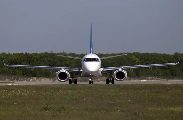 Ukrajina mezinárodní letecké společností embraer erj190-100 letadel příprava pro vzlet z dráhy — Stock fotografie