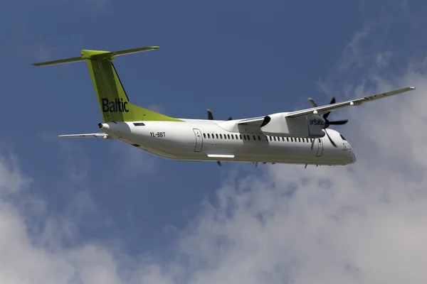 AirBaltic de havilland canada dhc-8-402q dash 8 flygplan — Stockfoto