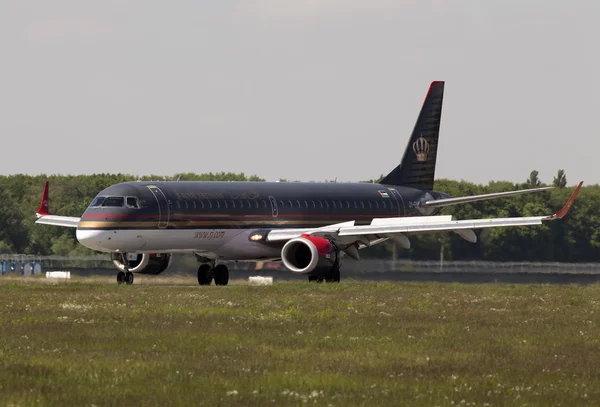 ロイヤル ヨルダン エンブラエル erj 195ar 航空機の着陸 — ストック写真