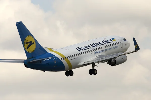 Ukraina międzynarodowych linii lotniczych samolot boeing 737-500 na tle pochmurnego nieba — Zdjęcie stockowe