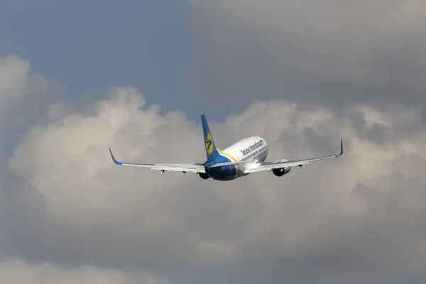 Самолеты Boeing 737-500 авиакомпании "Международные авиалинии Украины" на облачном фоне — стоковое фото