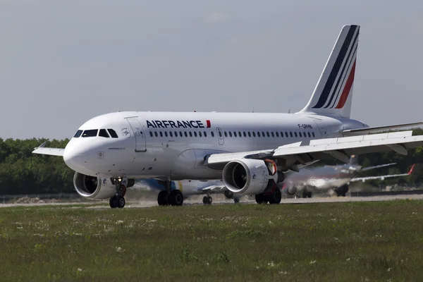 エール フランス エアバス a319 111 航空機の滑走路に着陸 — ストック写真