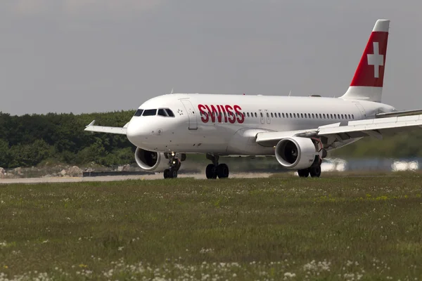 Swiss International AirLines Airbus A320-214 che atterra sulla pista — Foto Stock