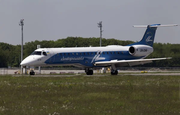 Dniproavia Airlines Embraer ERJ-145LR aircraft preparing for take-off from the runway — Stock Photo, Image