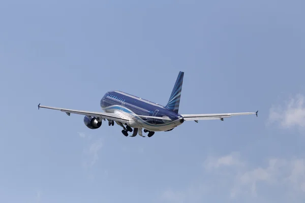 Azerbaijan Airlines Airbus A320-200 Flugzeuge auf dem blauen Himmel Hintergrund — Stockfoto