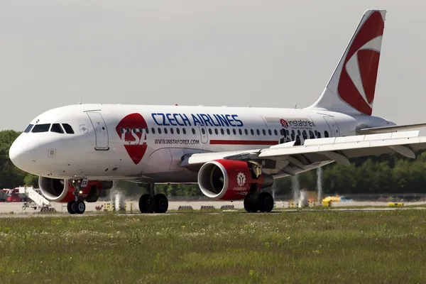 Atterrissage Avion Airbus A319-112 Czech Airlines — Photo