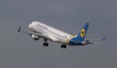 Ukrayna Uluslararası Havayolları Embraer ERJ190-100 uçağı kalkıyor