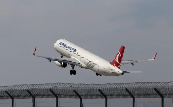 Vertrekkende van Turkse luchtvaartmaatschappijen airbus a321-231 vliegtuigen — Stockfoto