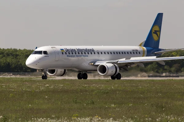 Aterragem Ucrânia International Airlines Embraer ERJ190-100 aeronaves — Fotografia de Stock