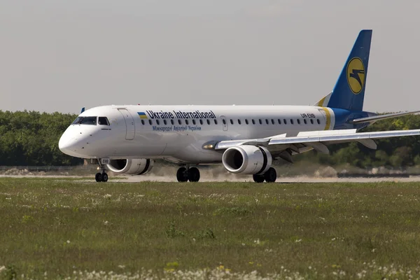Ukrayna uluslararası havayolu embraer erj190-100 uçağı iniş