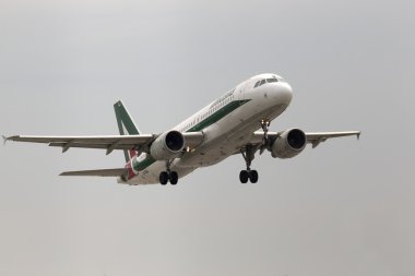 Alitalia airbus a320-216 uçağın çıkış