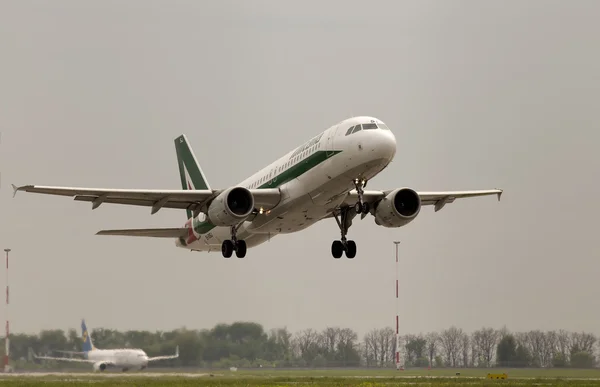 Partida da aeronave Alitalia Airbus A320-216 — Fotografia de Stock