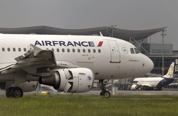 Pesawat Airbus A319-111 Air France mendarat di landasan pacu — Stok Foto