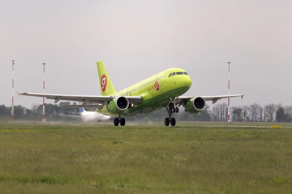 Departing Siberia Airlines Airbus A319 aircraft — Stockfoto