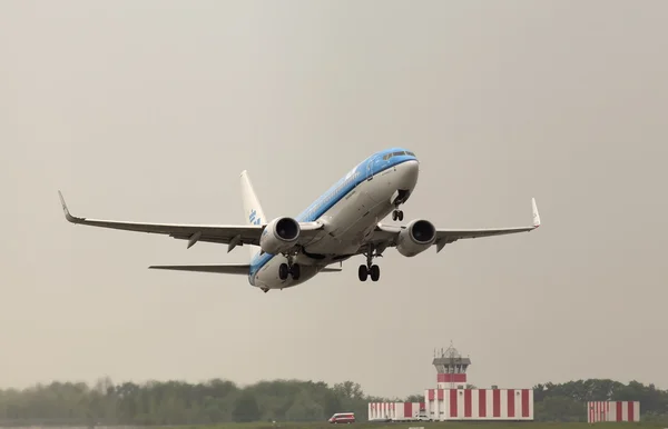 离开 klm 皇家荷兰航空公司波音 737-800 飞机 免版税图库照片