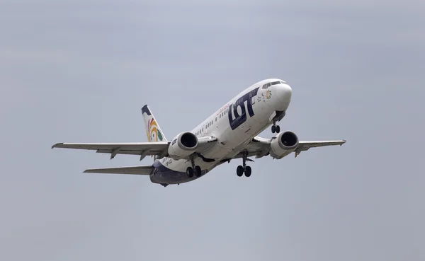 Çıkış yapan çok charter Havayolları boeing 737 - 45d uçak — Stok fotoğraf