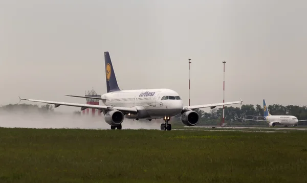 Lufthansa airbus a319-100 uçağı yağmurlu bir gün çıkış yapan.