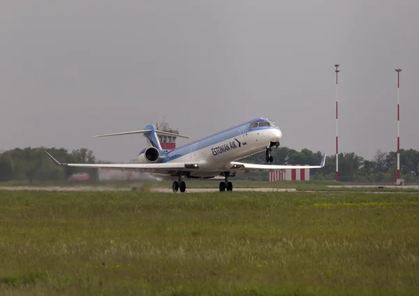 Вирушаючи естонський повітря canadair crj-900er літака — стокове фото