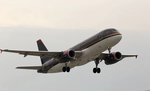 Salida del avión Royal Jordanian Airbus A320-232 — Foto de Stock