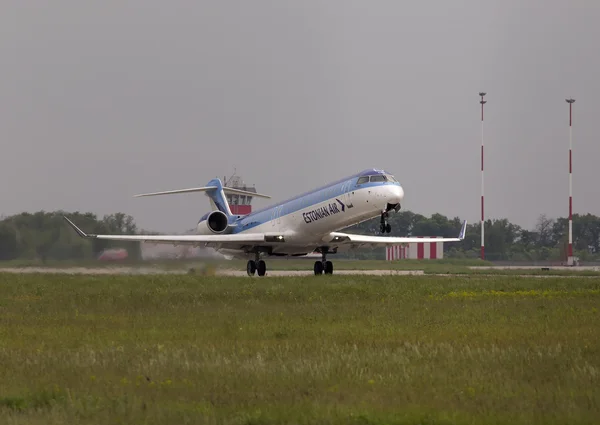 离开爱沙尼亚航空公司 canadair crj-900er 飞机 图库照片