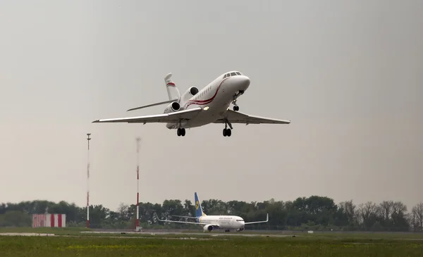 Odjíždí mezinárodní management dassault falcon 900ex letadel v deštivý den — Stock fotografie