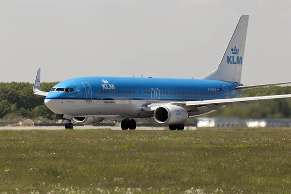 KLM Royal Dutch Airlines Boeing 737-800 aerei in preparazione al decollo dalla pista — Foto Stock