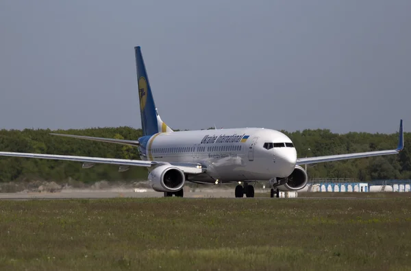 ウクライナ国際航空ボーイング 737-800 航空機滑走路の上を実行しています。 — ストック写真