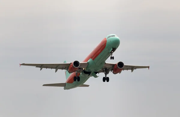 Yağmurlu bir günde Windrose airbus a320-231 uçağı kalkan — Stok fotoğraf