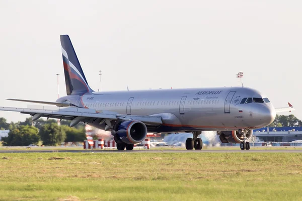 Aeroflot - Rus Hava Yolları'nın airbus a321-211 Uçak piste iniş