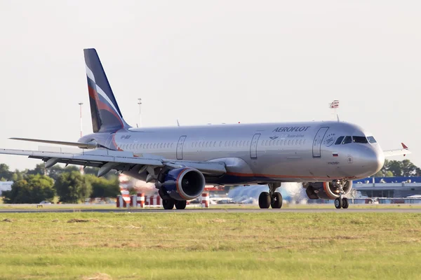 Aeroflot-俄罗斯航空公司空客 a321-211 飞机降落在跑道上 图库照片