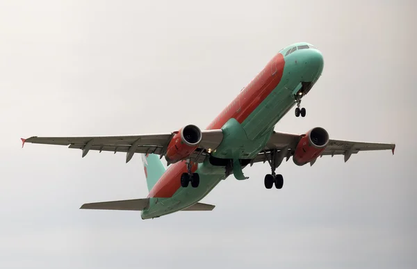 Abflug eines windrosen Airbus A320-231 an einem regnerischen Tag — Stockfoto