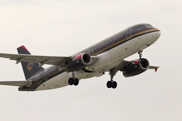 Ürdün Kraliyet airbus a320-232 uçak yağmurlu bir gün çıkış yapan.