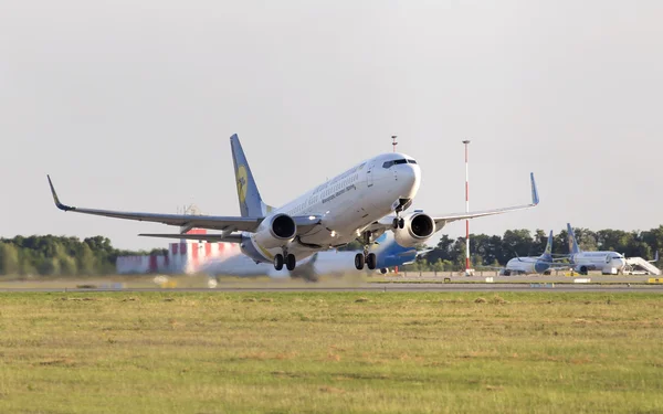 Partida Ucrânia International Airlines Boeing 737-85R aeronaves — Fotografia de Stock