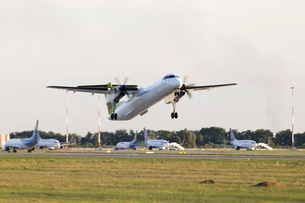 Odlétající airbaltic de havilland canada dhc-8-402q dash 8 letadel — Stock fotografie