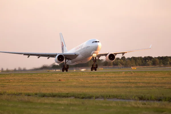 Salida de los aviones MASkargo Airbus A330-223F en las rayas del atardecer — Foto de Stock