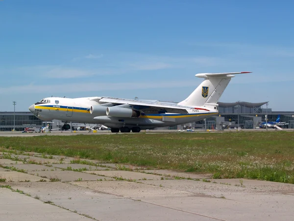 Aviones IL-76MD de la Fuerza Aérea de Ucrania aterrizan en la pista —  Fotos de Stock