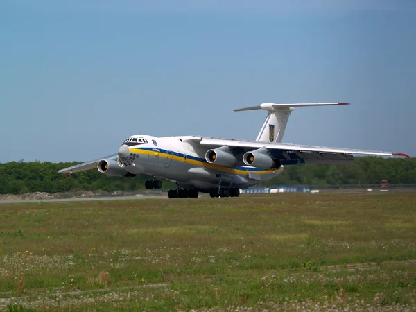 乌克兰空军伊尔-76md 飞机降落在跑道上 免版税图库图片