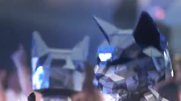 Люди Сріблястих Дзеркальних Костюмах Котів Танцюють Гостями Вечірці Святковому Залі — стокове відео