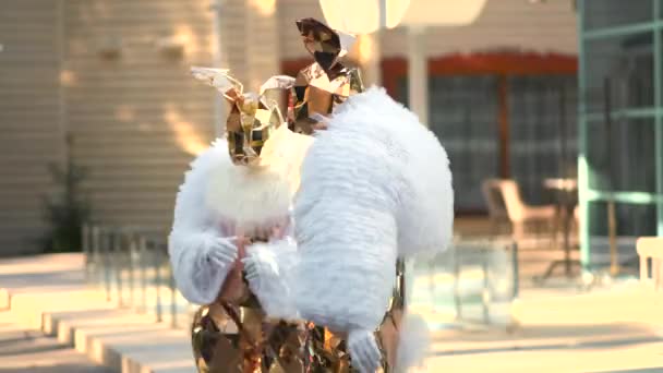 Altın tavşan kostümlü insanlar festivalde misafirlerin önünde dans ediyorlar.. — Stok video