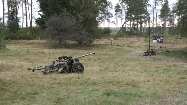 Tyska soldater av Wehrmacht skjuta från en anti-tank artilleri pistol. Återuppbyggnad av slaget på Führerns Werulfs högkvarter. — Stockvideo